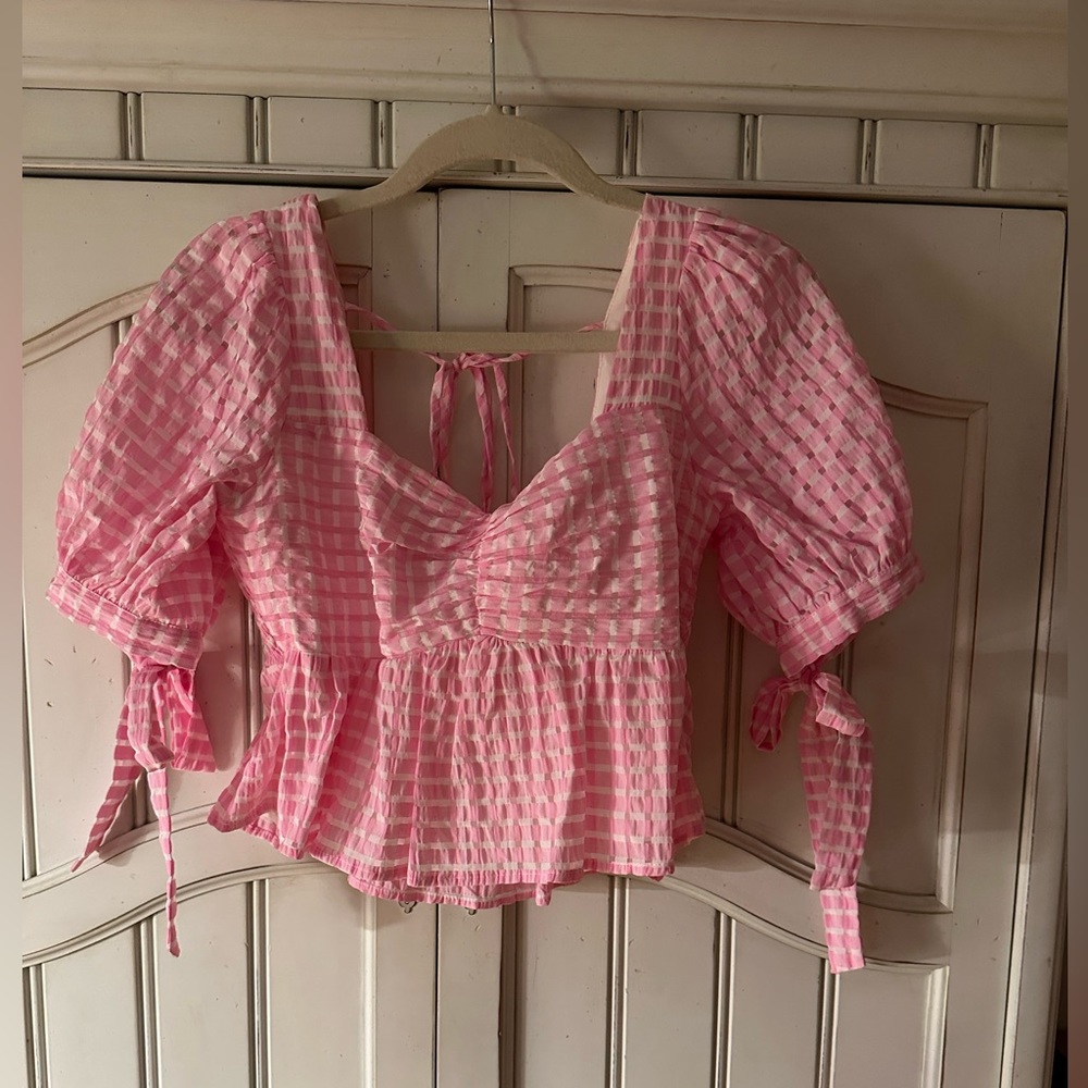 Altar’d State Women’s pink and white gingham top with puff sleeve.